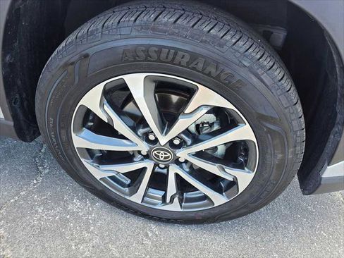 Used 2025 Toyota Corolla Cross XLE w/ Convenience Package FWD image 9