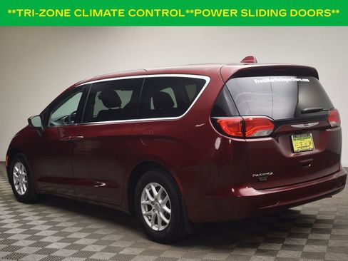 Used 2017 Chrysler Pacifica Touring image 4