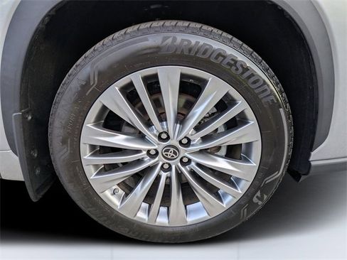 Used 2024 Toyota Highlander Platinum image 11