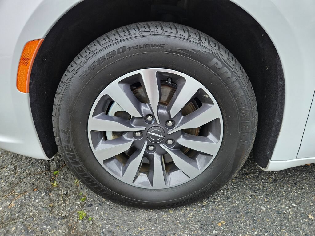 Used 2021 Chrysler Pacifica Touring-L FWD image 8