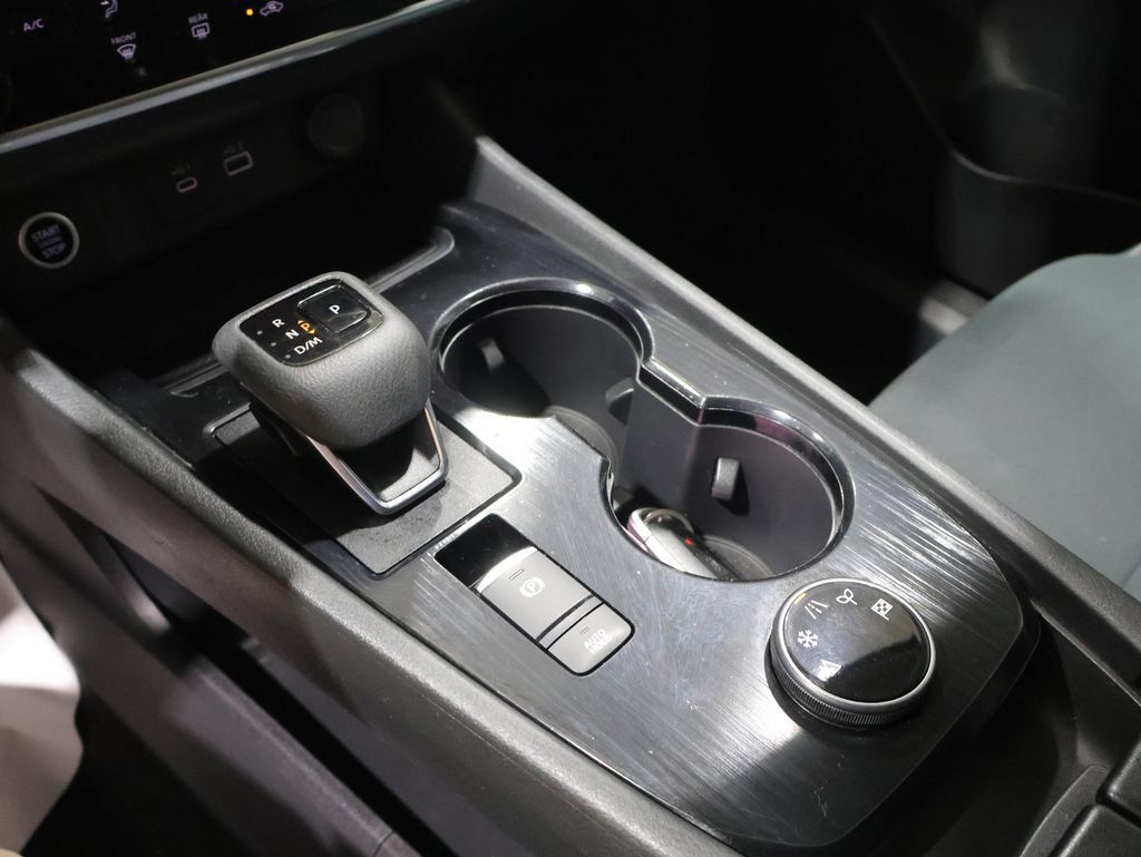 Used 2023 Nissan Rogue S AWD/4WD image 9