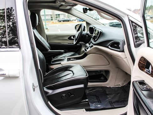 Used 2023 Chrysler Pacifica Limited FWD image 19