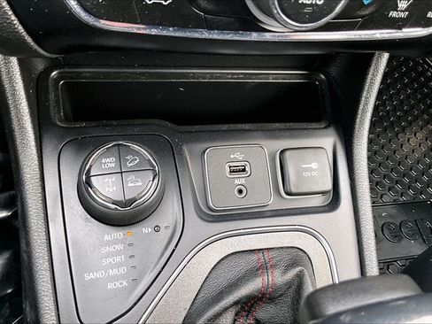 Used 2019 Jeep Cherokee Trailhawk AWD/4WD image 31