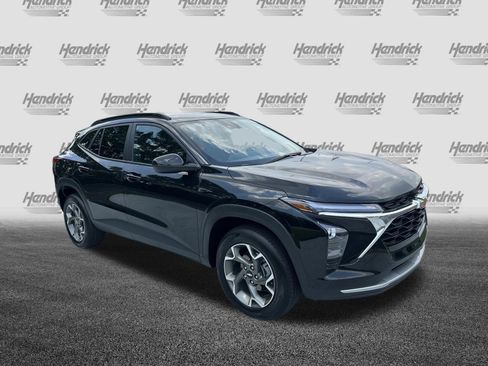 Used 2025 Chevrolet Trax LT w/ LT Convenience Package FWD image 2