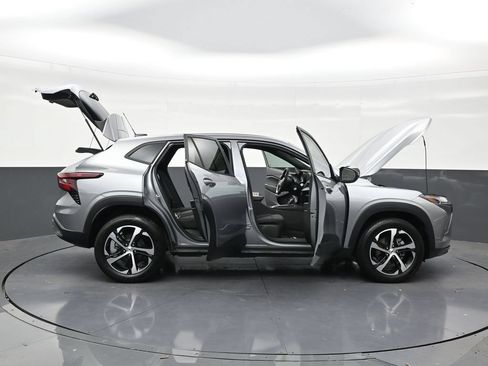 Used 2025 Chevrolet Trax RS FWD image 29