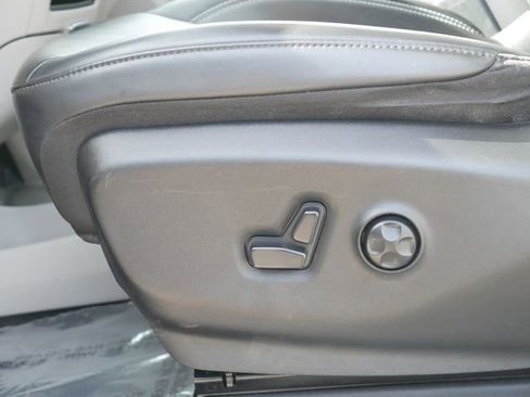 Used 2023 Chrysler Pacifica Touring-L image 14