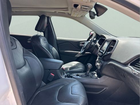 Certified 2019 Jeep Cherokee Overland AWD/4WD image 12