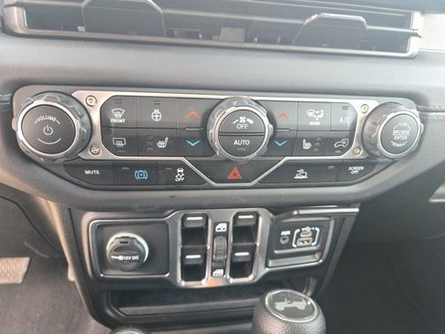 Used 2025 Jeep Wrangler Unlimited Sahara AWD/4WD image 16