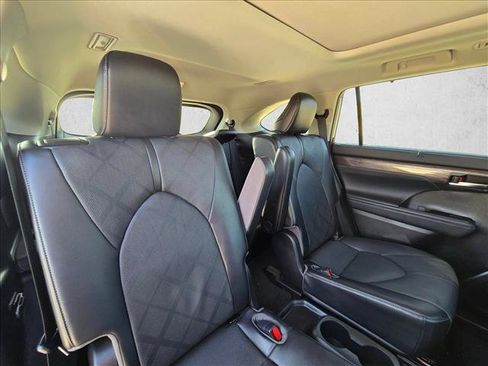 Used 2022 Toyota Highlander Platinum FWD image 19