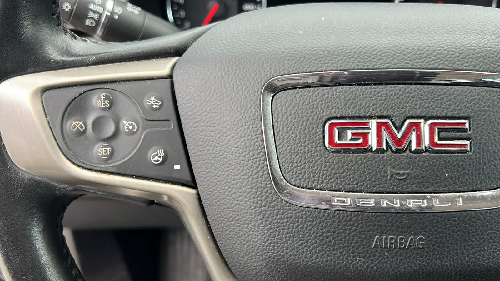 Used 2022 GMC Acadia Denali w/ Denali Ultimate Package AWD/4WD image 19