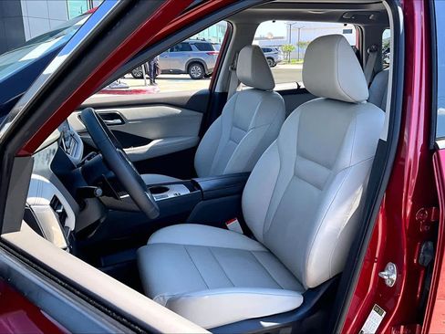 Certified 2021 Nissan Rogue SV w/ Premium Package FWD image 8