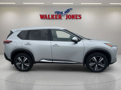 Used 2023 Nissan Rogue SL w/ SL Premium Package image 3