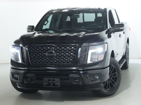 Used 2019 Nissan Titan SV w/ SV Convenience Package AWD/4WD image 3