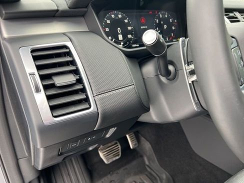 Used 2024 Land Rover Discovery Dynamic SE image 17