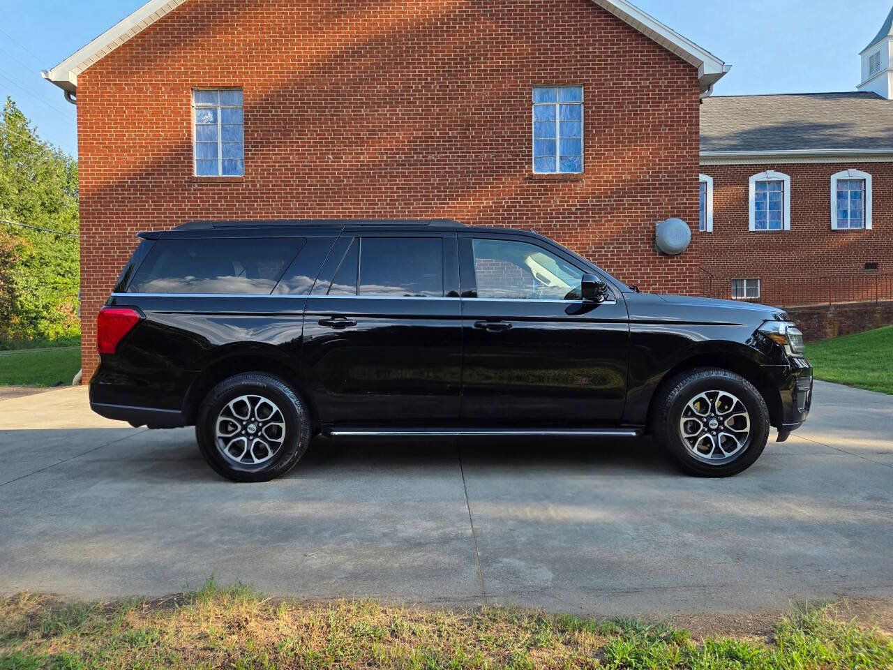 Used 2023 Ford Expedition Max XLT RWD image 4