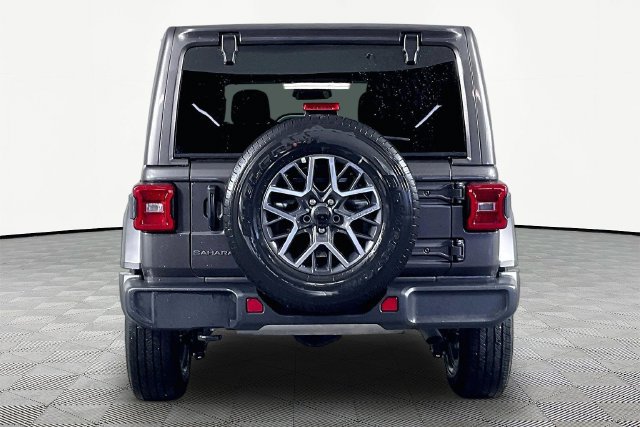 Used 2026 Jeep Wrangler Unlimited Sahara AWD/4WD image 5