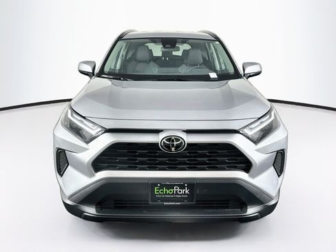 Used 2025 Toyota RAV4 XLE AWD/4WD image 2