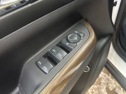 Certified 2023 GMC Acadia SLE w/ Driver Convenience Package image 16