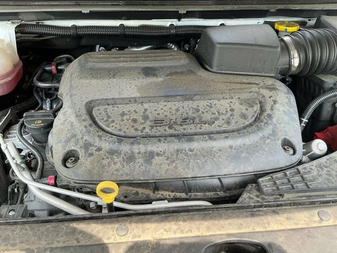 Used 2025 Chrysler Pacifica Limited FWD image 9