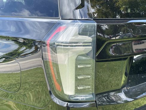 Used 2025 Chevrolet Suburban Premier AWD/4WD image 11