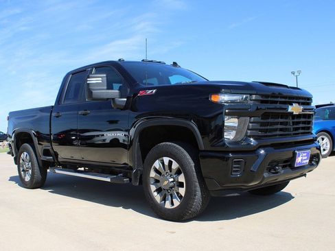 Used 2024 Chevrolet Silverado 2500 Custom w/ Custom Convenience Package AWD/4WD image 3