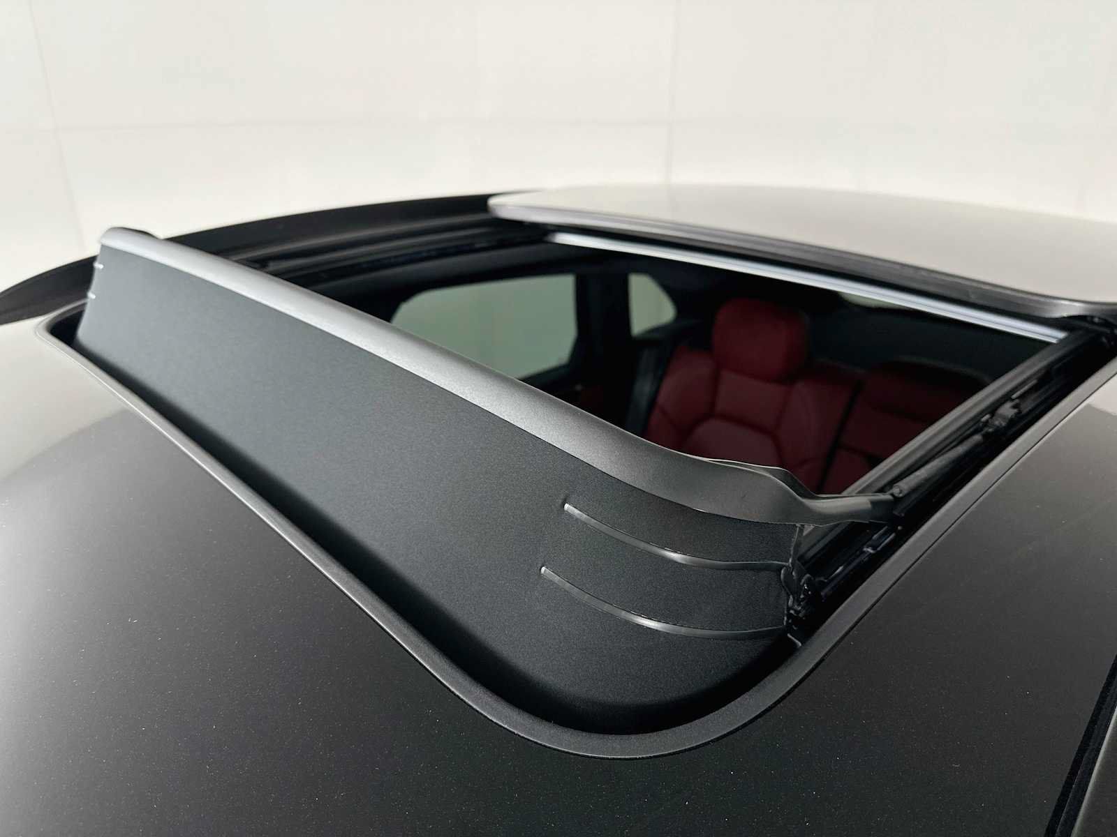 Certified 2025 Porsche Macan AWD/4WD image 22
