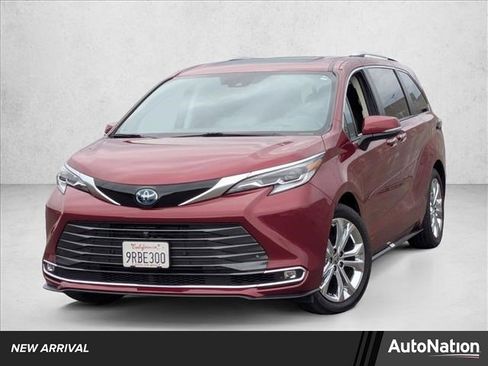 Used 2023 Toyota Sienna Platinum image 1