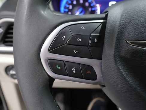 Used 2024 Chrysler Pacifica Touring-L FWD image 39