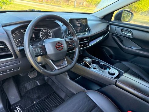 Used 2025 Nissan Rogue SV image 16