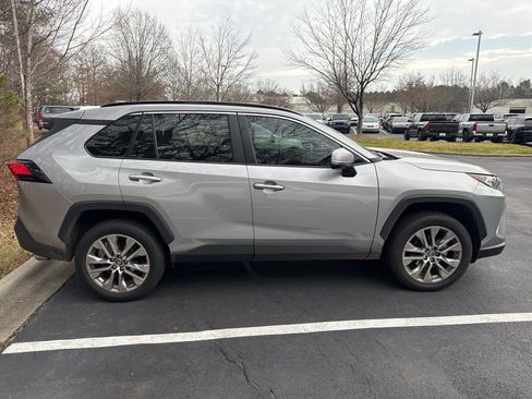 Used 2019 Toyota RAV4 XLE Premium image 17