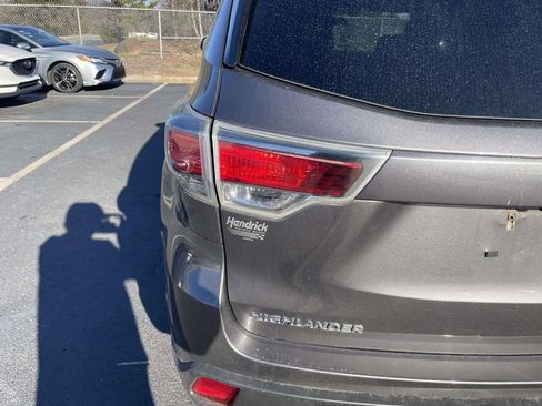 Used 2015 Toyota Highlander LE image 18