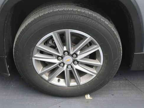 Used 2023 Chevrolet Traverse LT FWD image 9