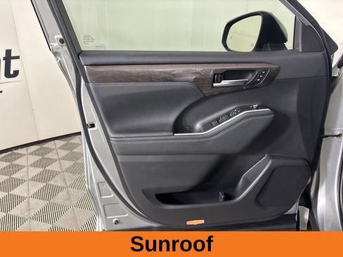 Used 2023 Toyota Highlander Limited image 8