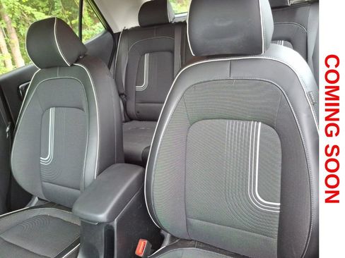 Used 2022 Hyundai Venue Limited FWD image 12