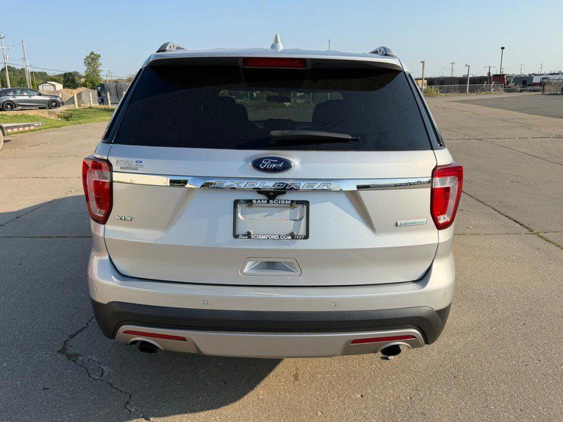 Used 2017 Ford Explorer XLT FWD image 4