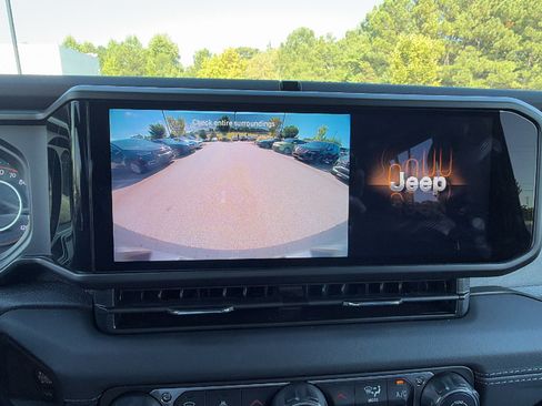 Certified 2026 Jeep Wrangler Unlimited Sahara AWD/4WD image 33