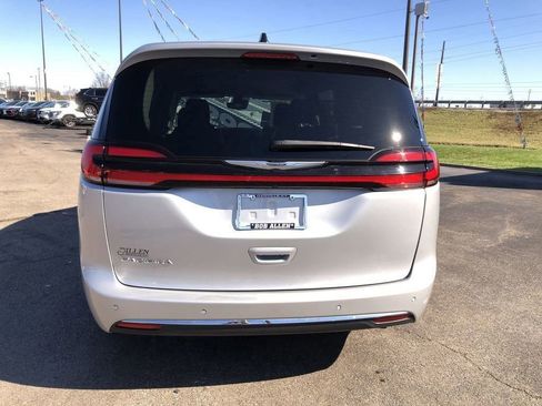 Used 2024 Chrysler Pacifica Touring-L image 11