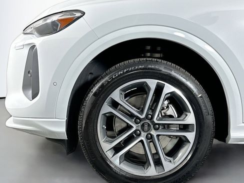 Used 2025 Audi Q5 Premium w/ Convenience Package image 12