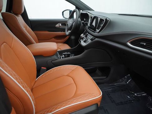 Used 2024 Chrysler Pacifica Pinnacle image 48