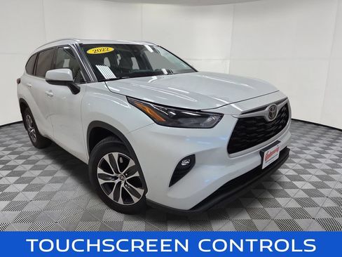 Used 2022 Toyota Highlander XLE AWD/4WD image 3