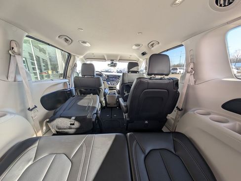 Used 2024 Chrysler Pacifica Touring-L image 17