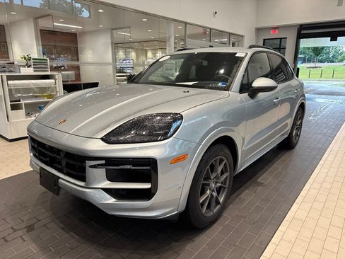 Used 2025 Porsche Cayenne AWD/4WD image 1