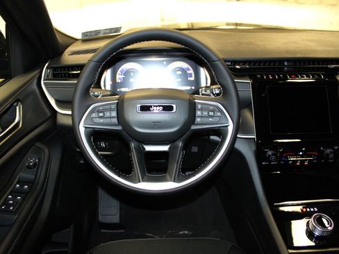 New 2025 Jeep Grand Cherokee L Altitude image 12