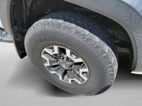 Used 2017 Toyota Tacoma TRD Off-Road AWD/4WD image 10