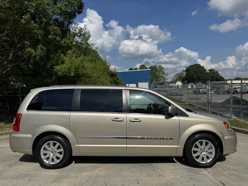 Used 2016 Chrysler Town & Country Touring image 4