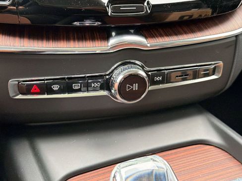 Certified 2023 Volvo XC60 B5 Ultimate w/ Climate Package image 17