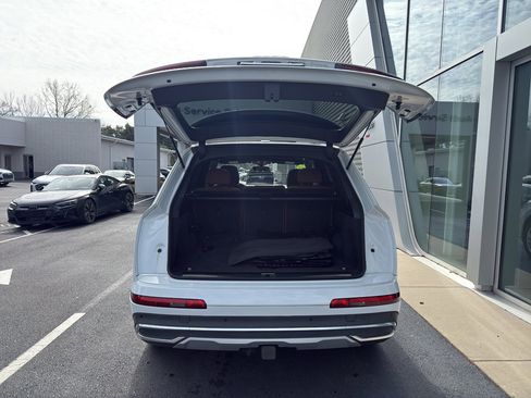 Used 2023 Audi Q7 Premium w/ Towing Package image 9