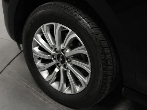 Used 2023 Lincoln Navigator 2WD image 10