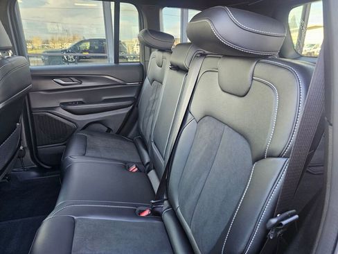 Used 2025 Jeep Grand Cherokee Altitude image 12