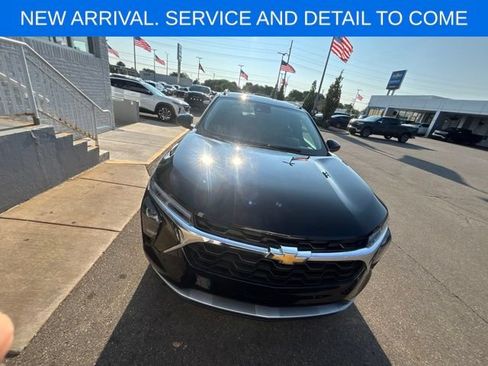 Certified 2025 Chevrolet Trax LT FWD image 3
